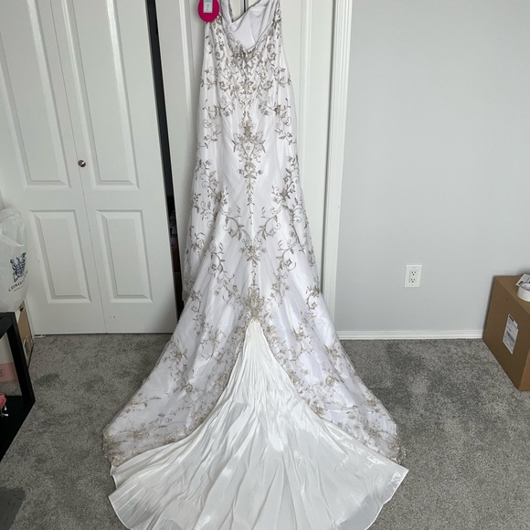Mori Lee Wedding dress. Color white. Size 16. - Picture 4 of 11